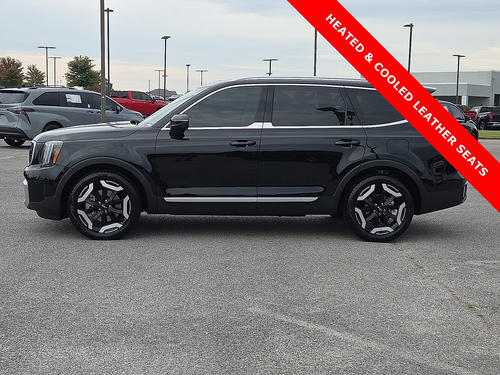 Used 2024 Kia Telluride EX image 3