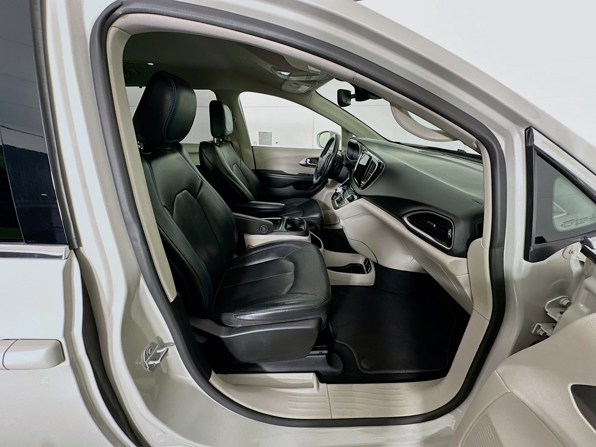 Used 2021 Chrysler Pacifica Touring-L image 32