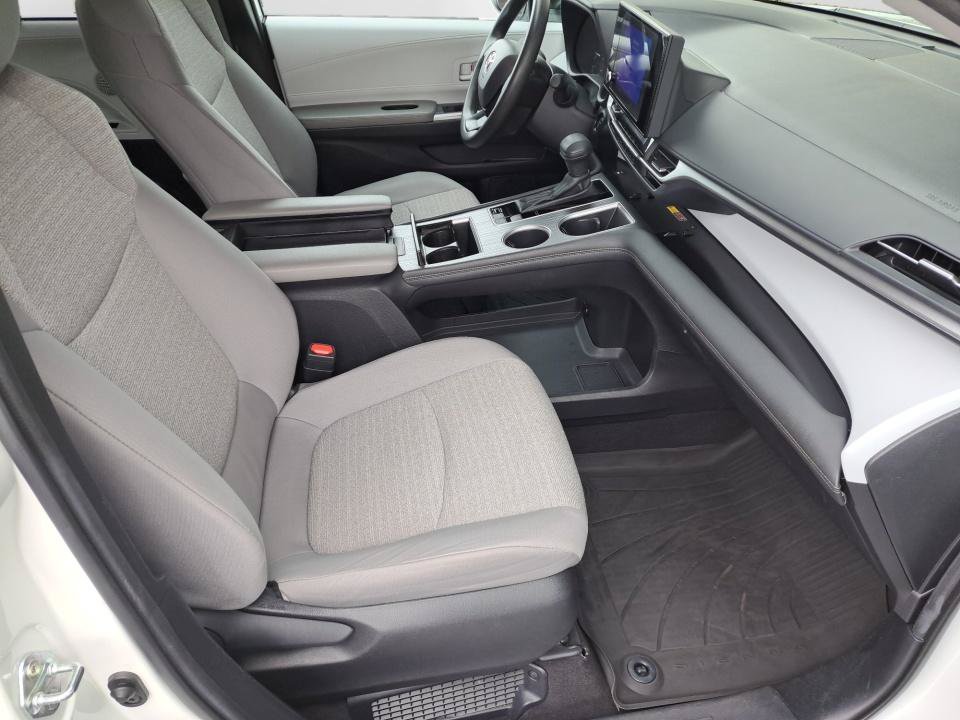Used 2025 Toyota Sienna LE AWD/4WD image 18