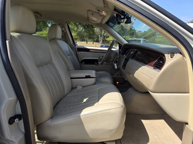 Used 2006 Lincoln Town Car Signature RWD image 25
