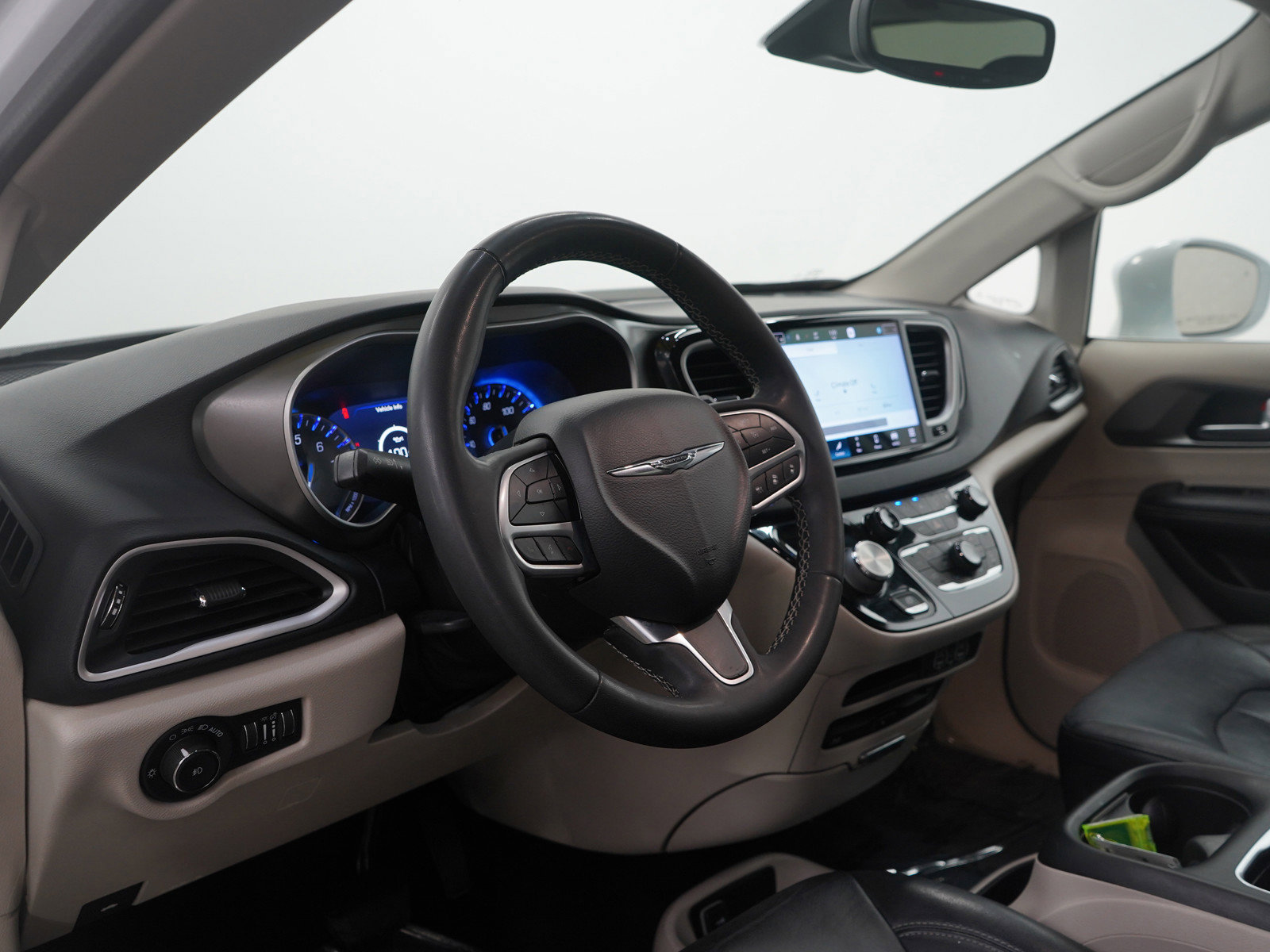 Used 2022 Chrysler Pacifica Touring-L w/ Uconnect Theater Family Group image 18