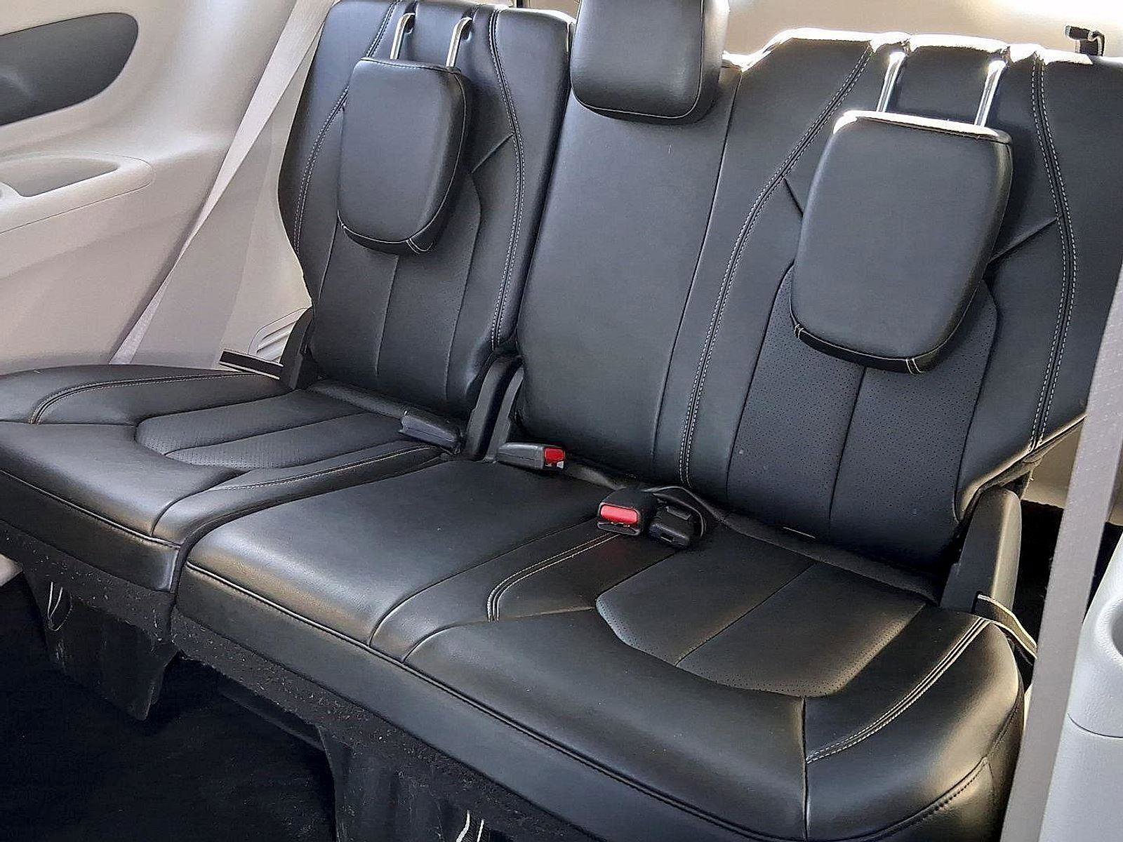 Used 2024 Chrysler Pacifica Touring-L image 13