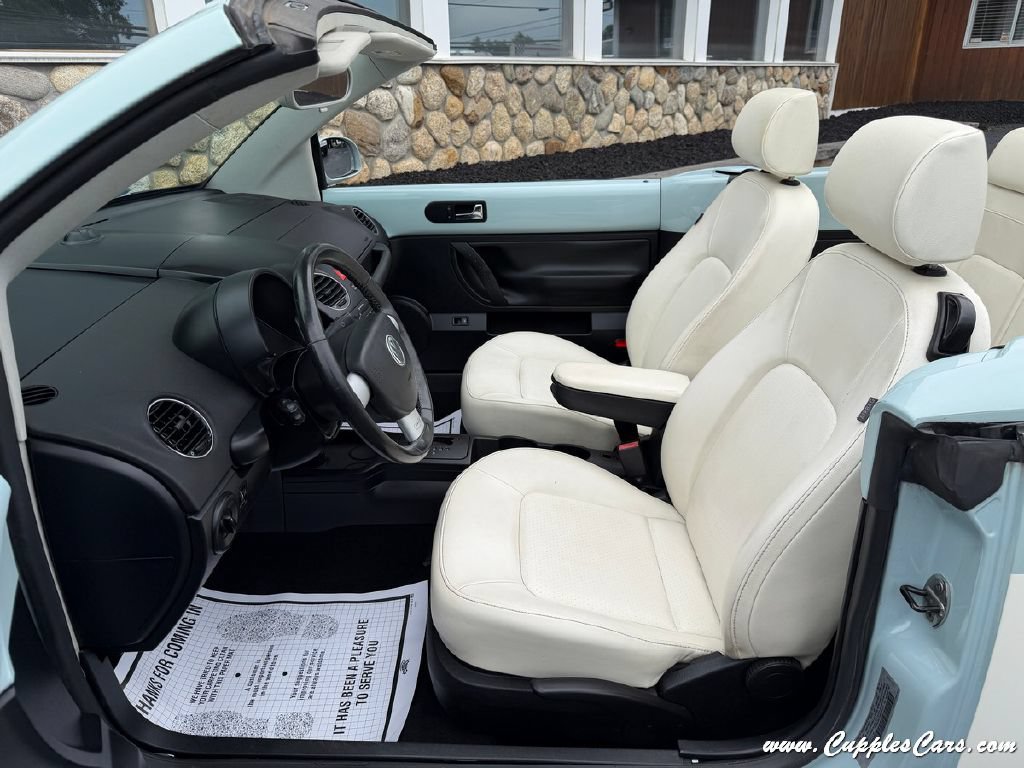 Used 2010 Volkswagen Beetle Final Edition FWD image 4
