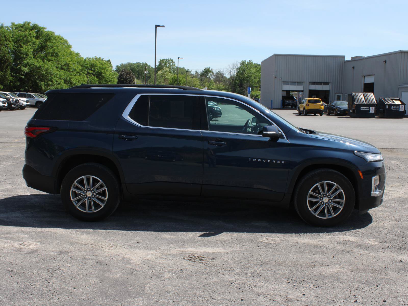 Used 2023 Chevrolet Traverse LT w/ Rear Camera Mirror Package AWD/4WD image 4