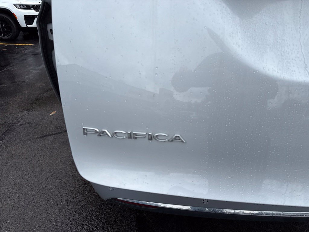 Used 2026 Chrysler Pacifica Select FWD image 16