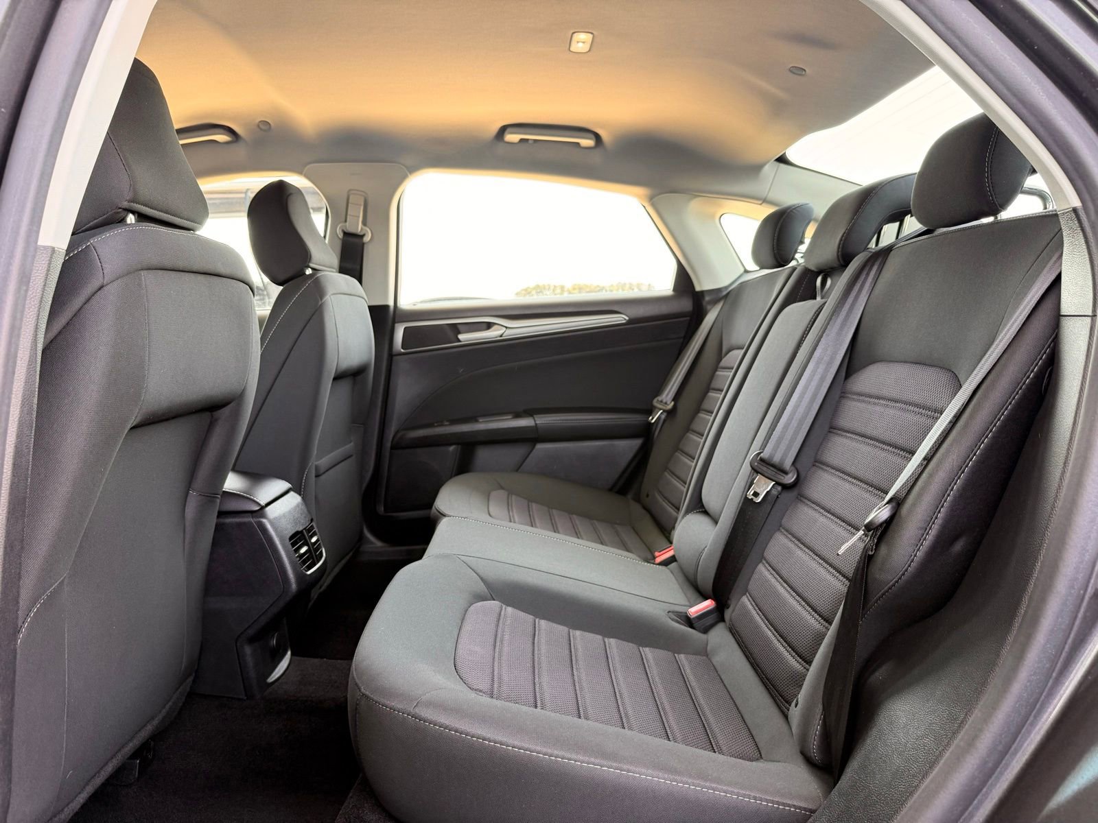 Used 2020 Ford Fusion SE FWD image 14