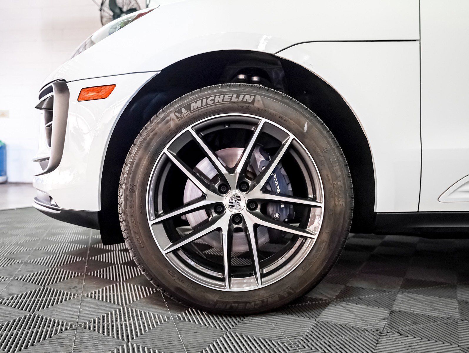 Certified 2025 Porsche Macan image 14