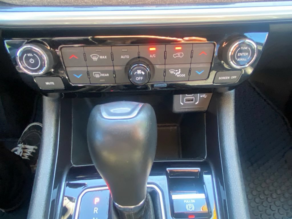 Used 2025 Jeep Compass Latitude w/ Sun & Sound Group AWD/4WD image 31