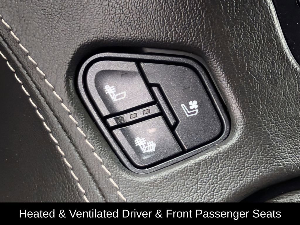 Used 2020 GMC Yukon Denali w/ Denali Premium Package AWD/4WD image 16