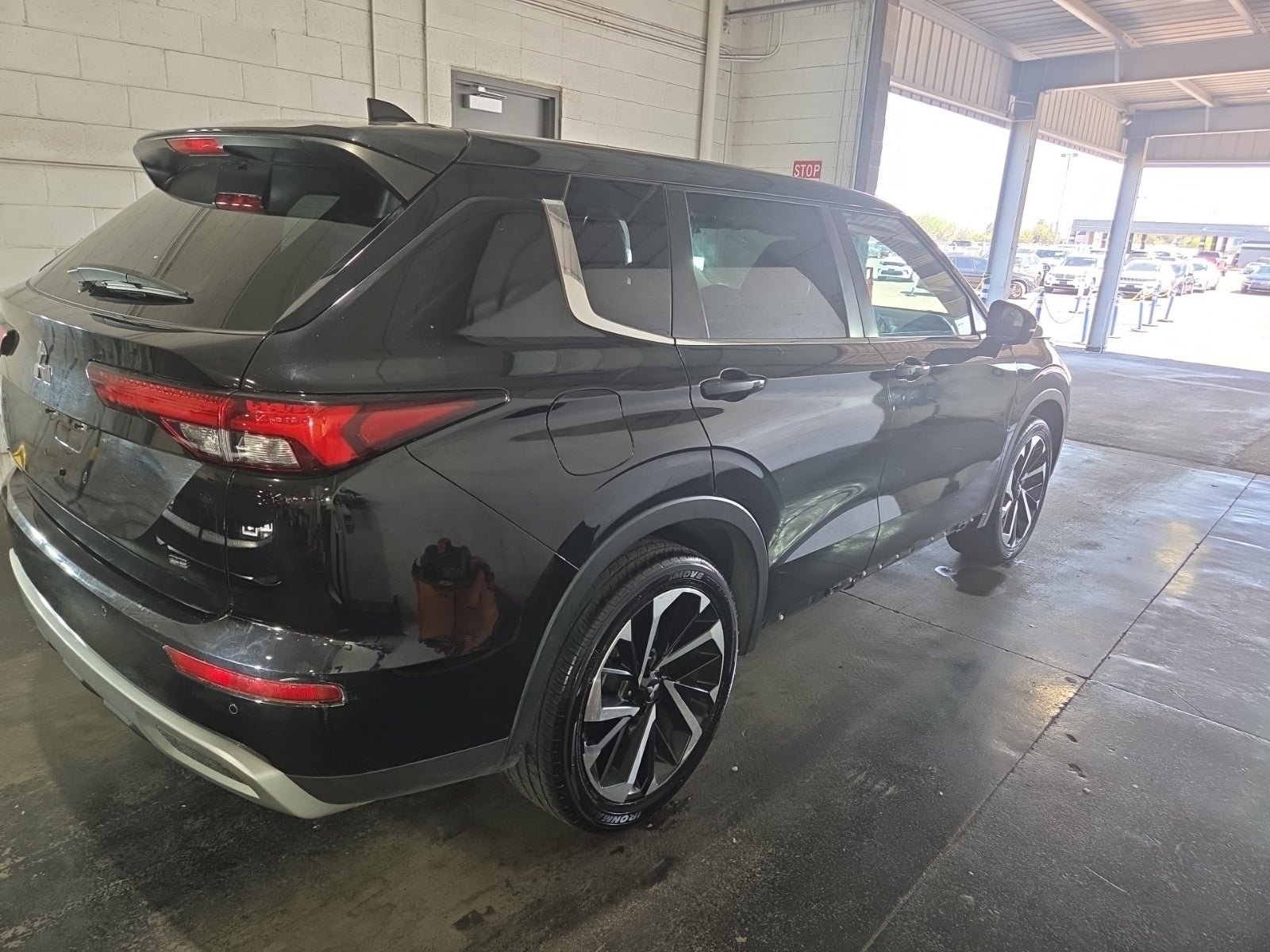 Used 2023 Mitsubishi Outlander SE Black Edition FWD image 2