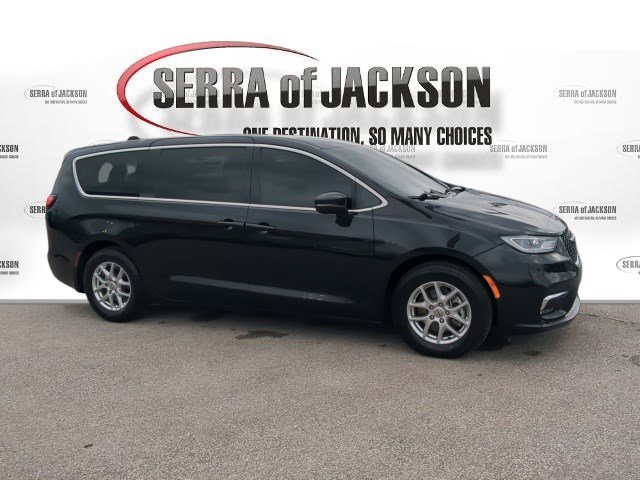 Used 2023 Chrysler Pacifica Touring-L image 9