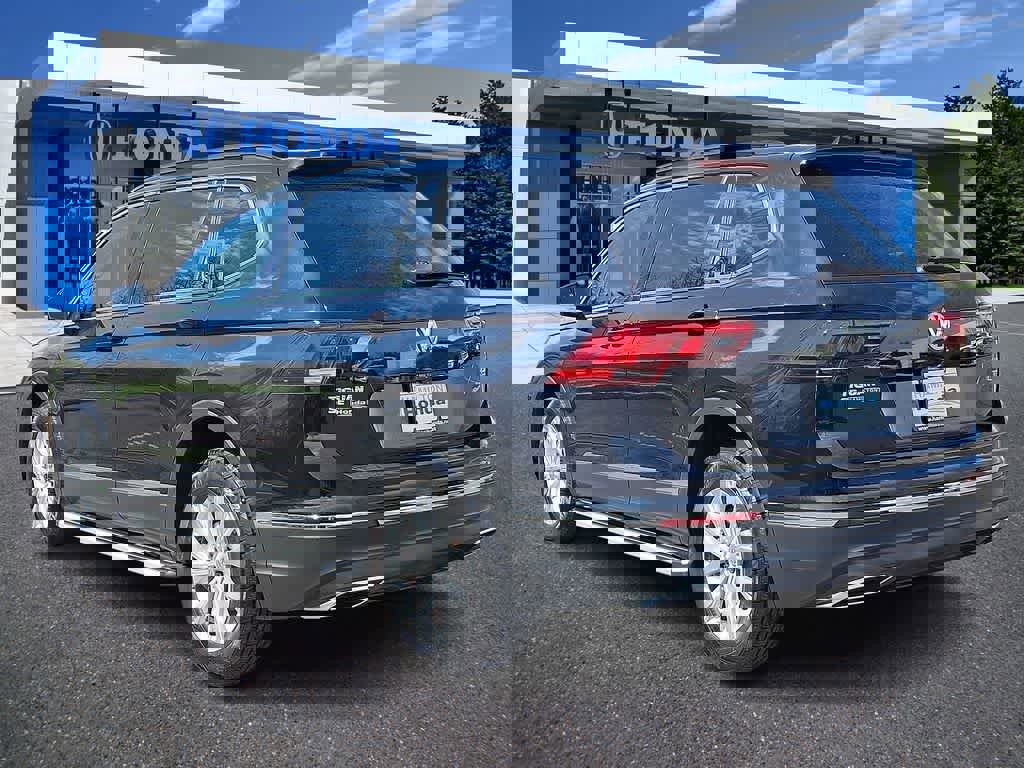 Used 2018 Volkswagen Tiguan SE w/ Panoramic Sunroof Package image 22