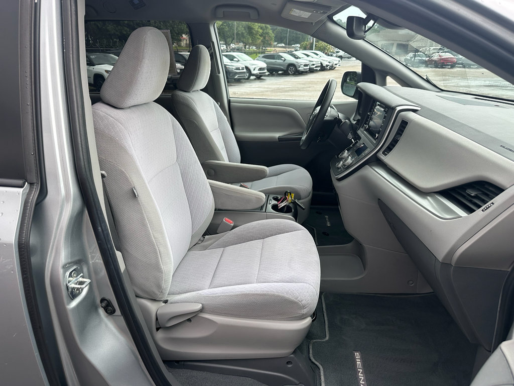 Used 2020 Toyota Sienna LE w/ LE Preferred Package FWD image 24