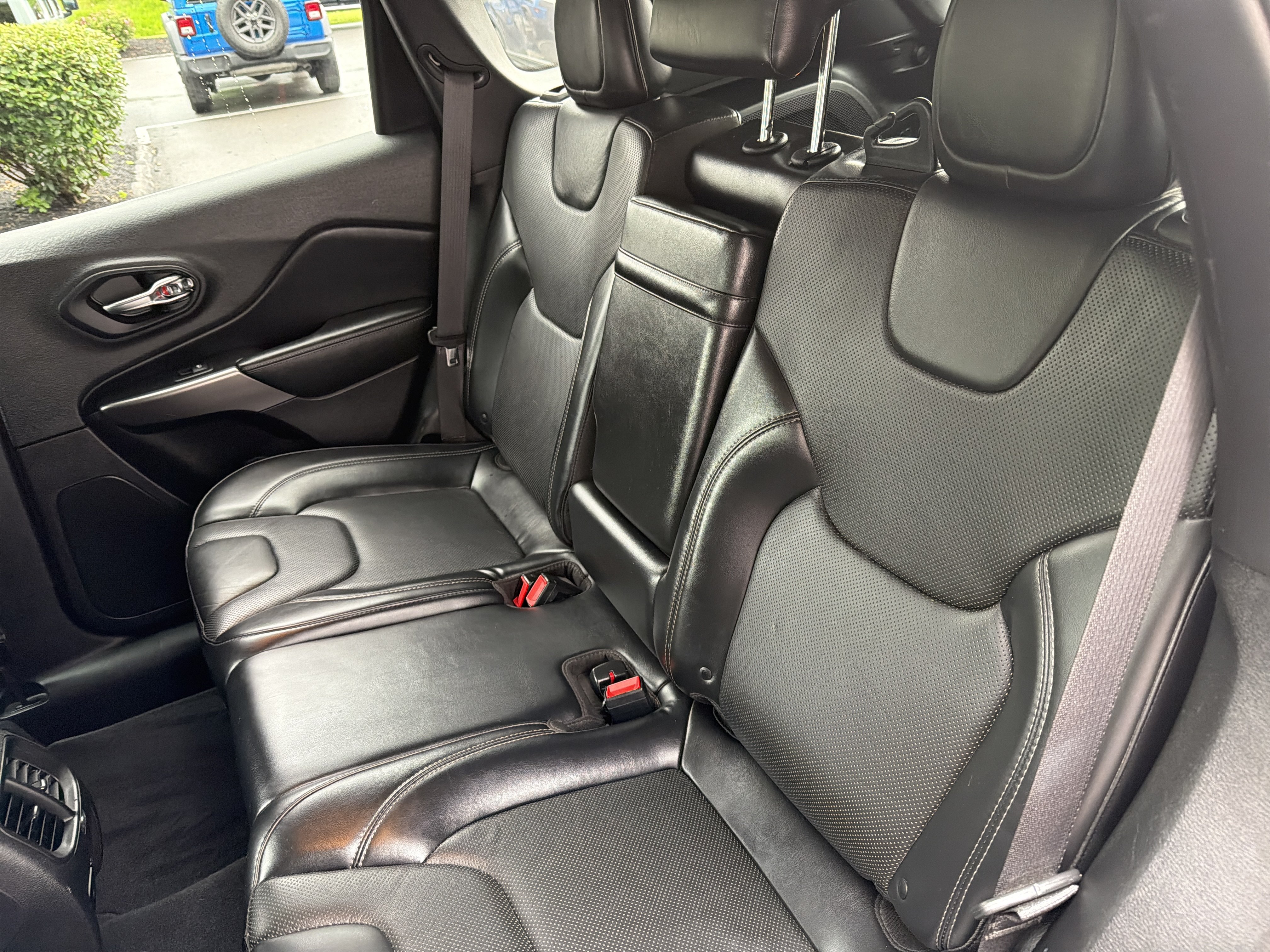 Used 2019 Jeep Cherokee Limited AWD/4WD image 12