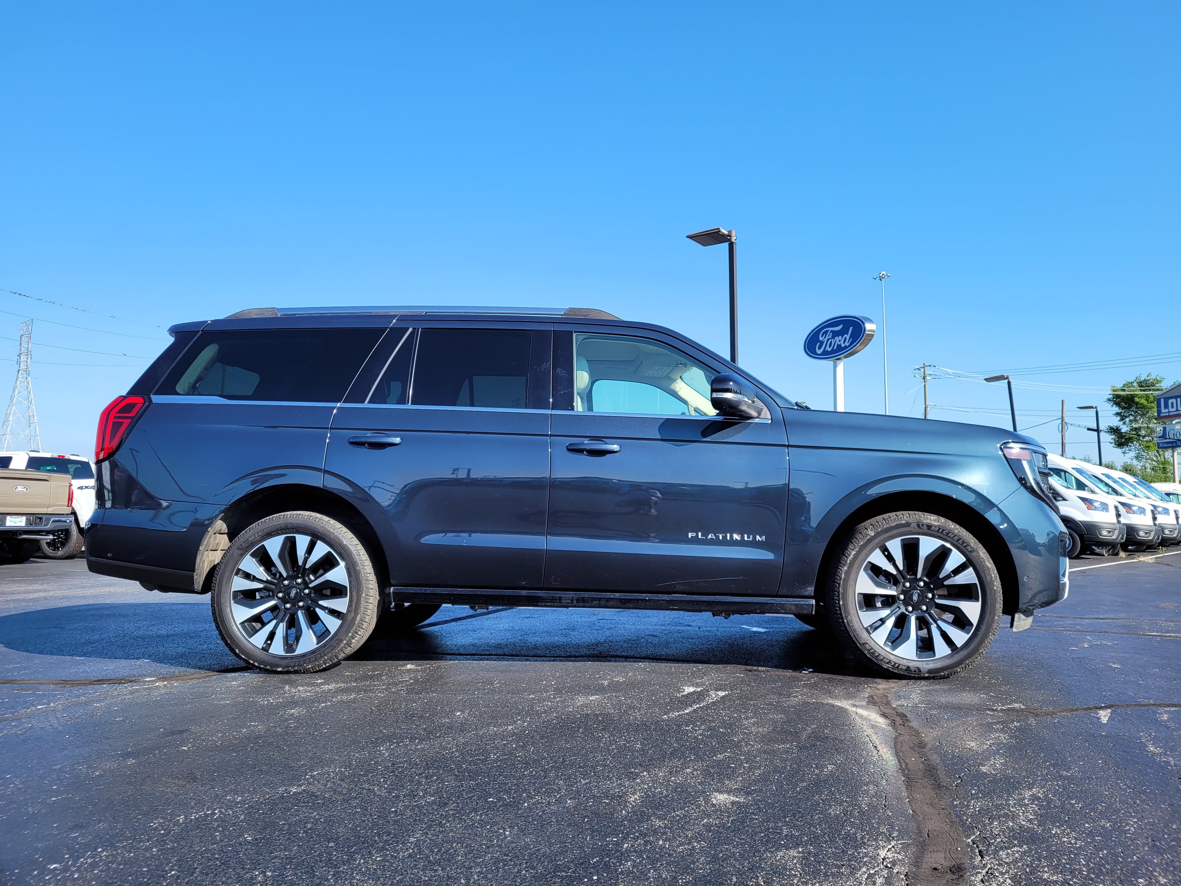Used 2025 Ford Expedition Platinum w/ Driver's Package AWD/4WD image 2