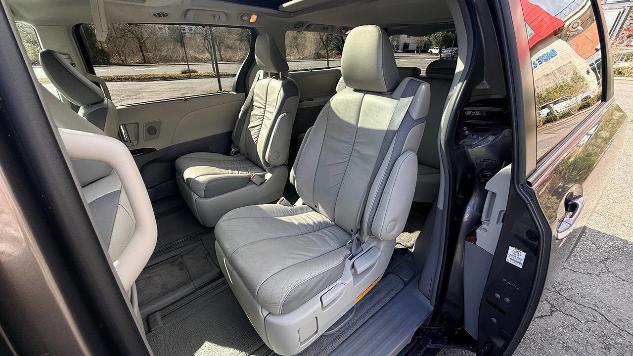 Used 2012 Toyota Sienna Limited w/ Premium Pkg image 17