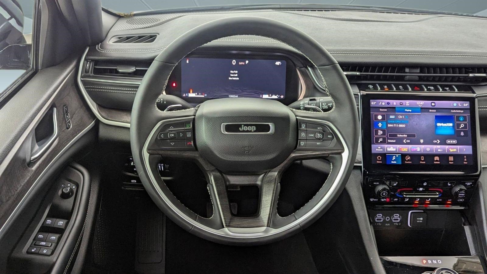 Used 2025 Jeep Grand Cherokee Limited RWD image 4