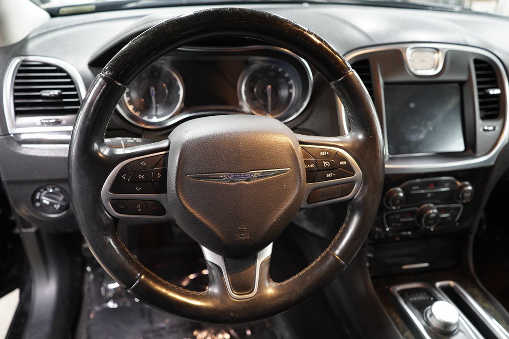 Used 2017 Chrysler 300 C RWD image 27