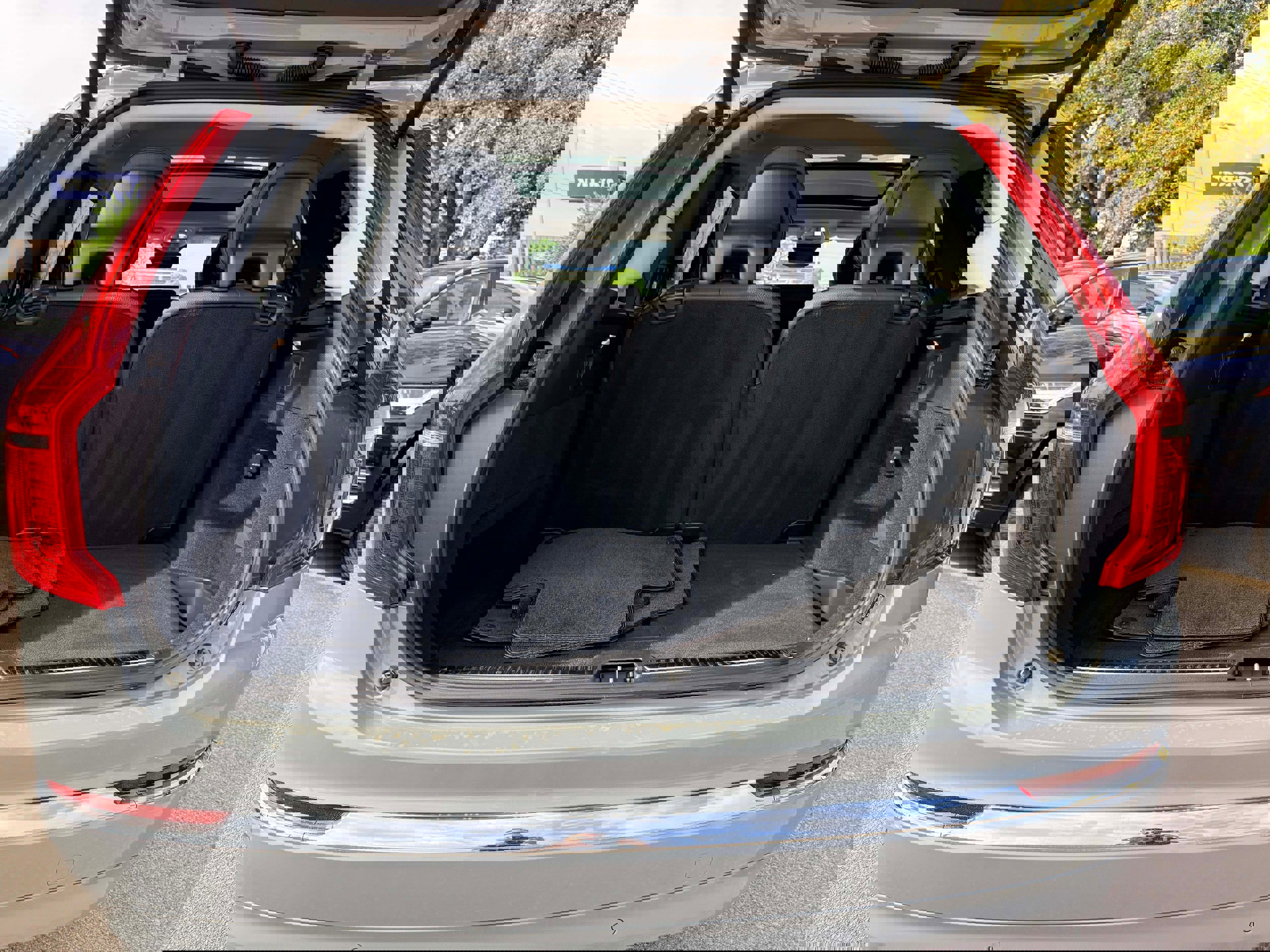 Certified 2025 Volvo XC90 B6 Ultra image 28