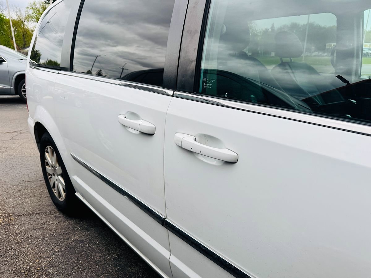 Used 2016 Chrysler Town & Country Touring FWD image 2