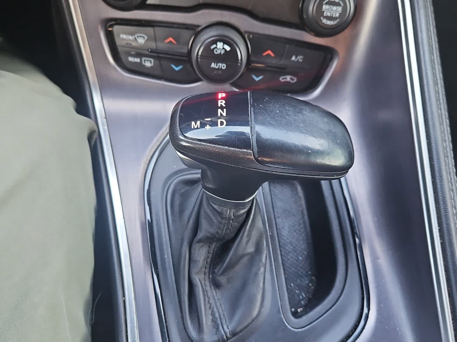 Used 2015 Dodge Challenger SXT image 17