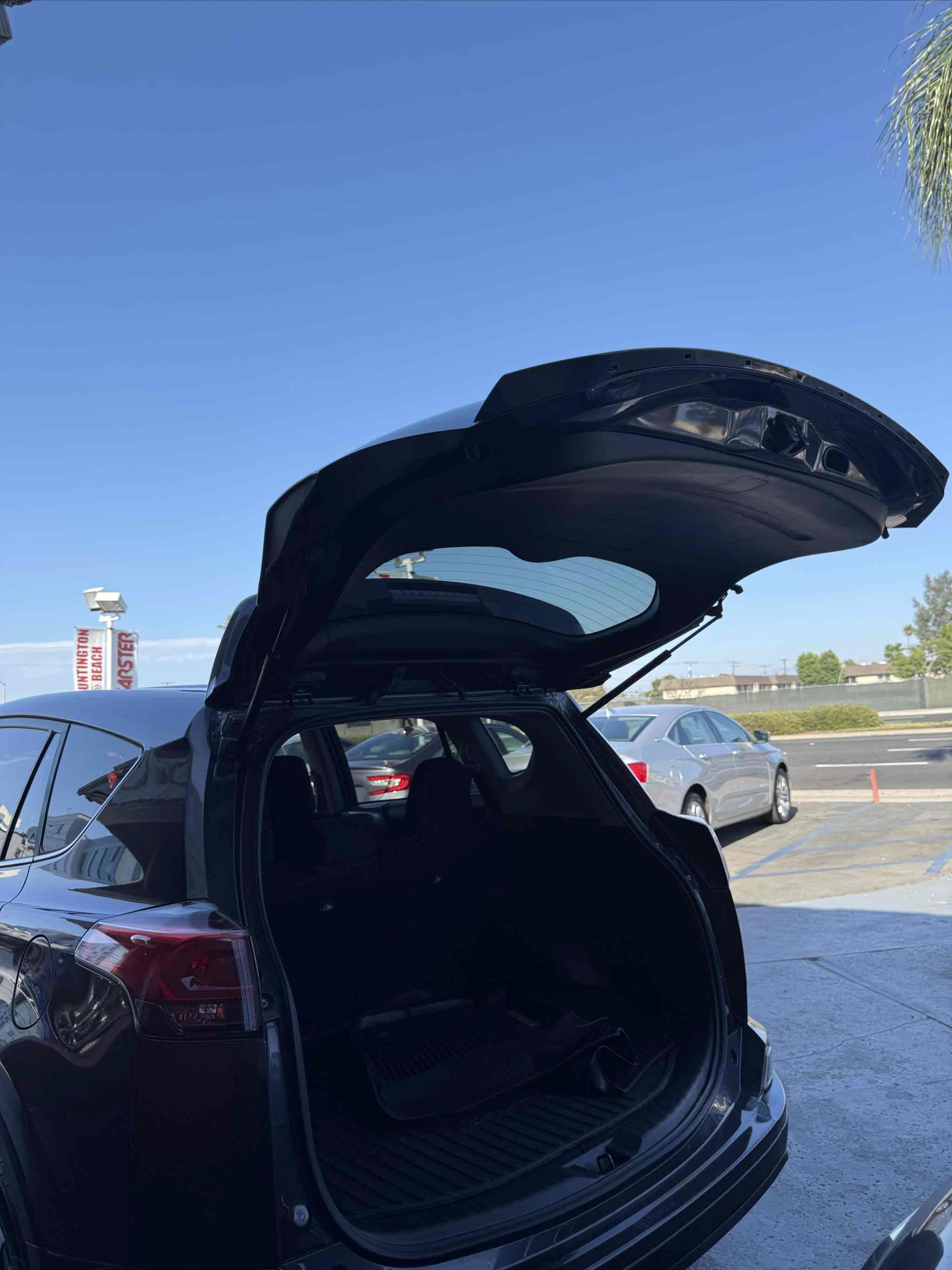 Used 2018 Toyota RAV4 LE w/ All Weather Liner Package FWD image 68