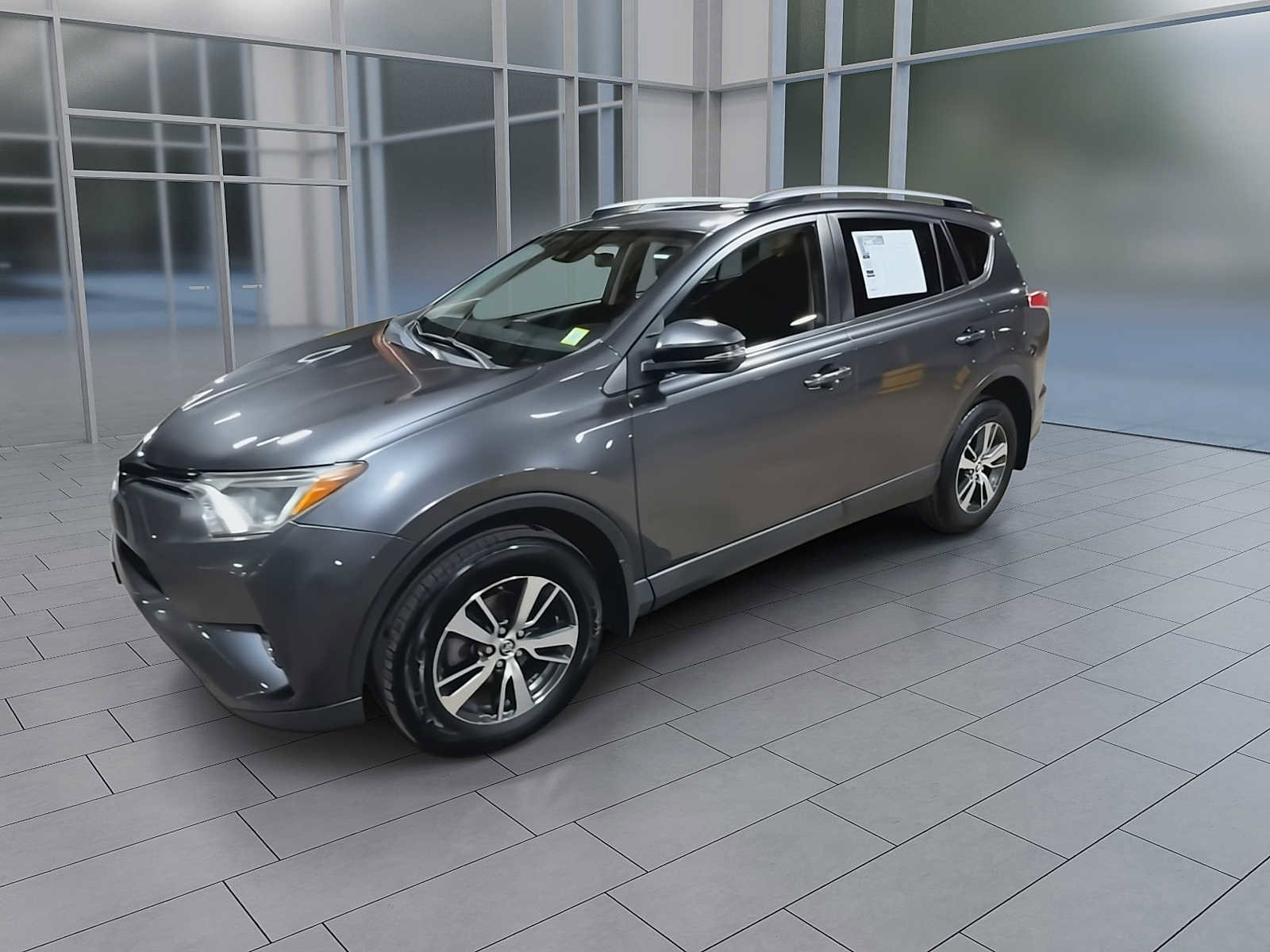 Used 2018 Toyota RAV4 XLE AWD/4WD image 4