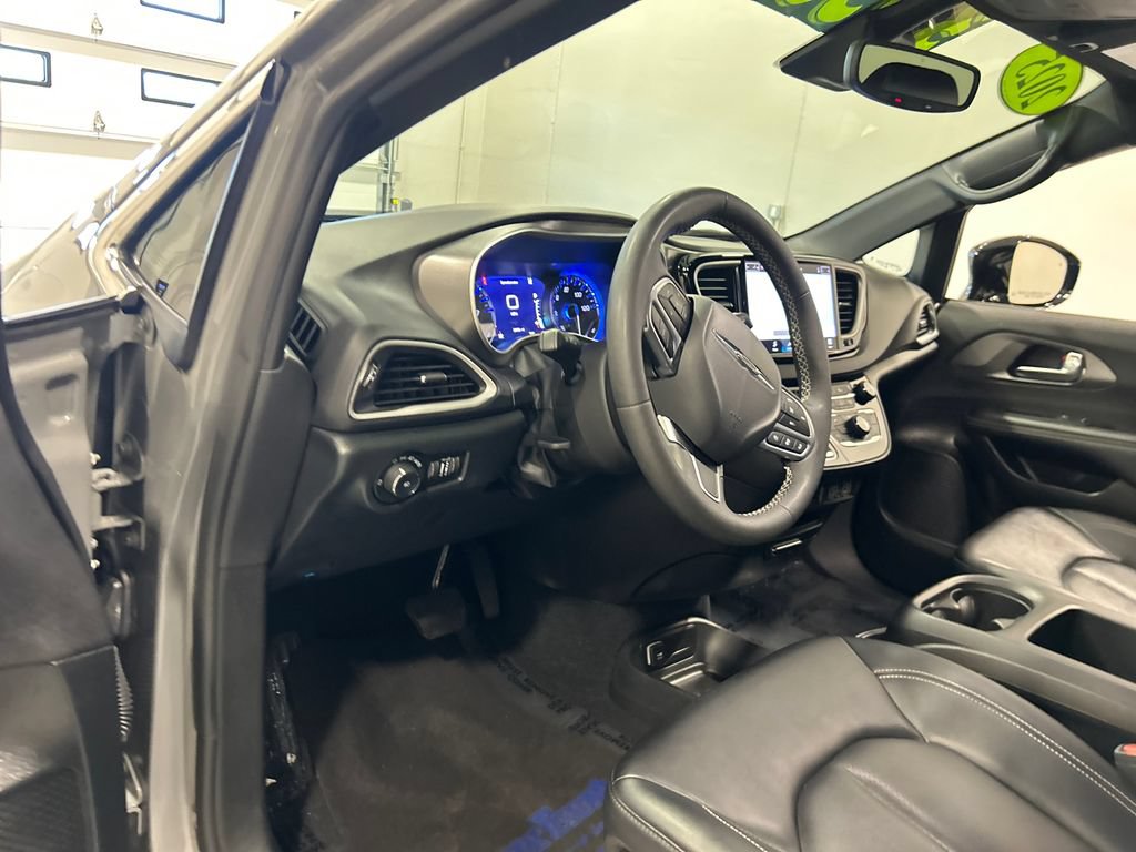 Used 2025 Chrysler Pacifica Select FWD image 18