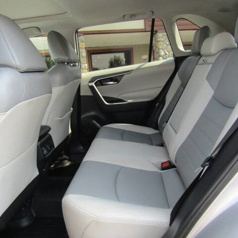 Used 2021 Toyota RAV4 XLE Premium image 8