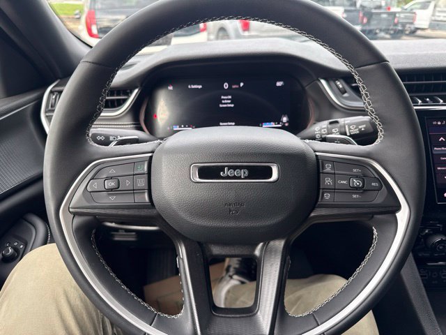 Used 2023 Jeep Grand Cherokee Altitude AWD/4WD image 19