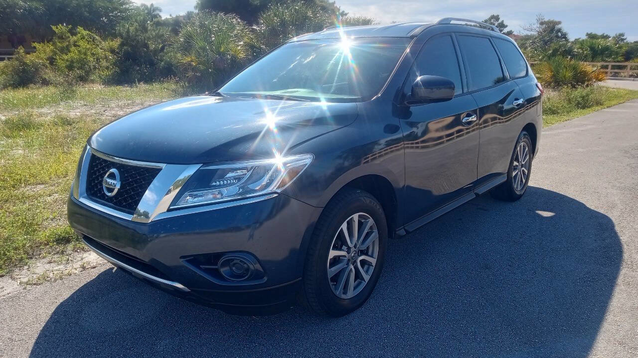 Used 2014 Nissan Pathfinder SV image 2