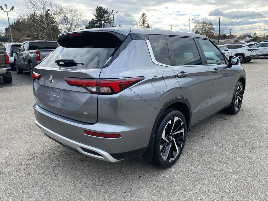 Used 2023 Mitsubishi Outlander SE image 3
