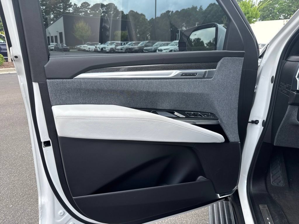 Used 2025 Cadillac Escalade ESV V AWD/4WD image 9