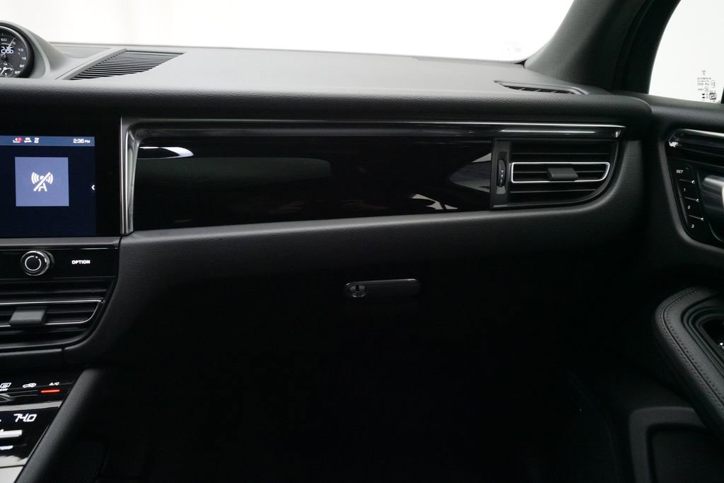 Certified 2026 Porsche Macan image 16