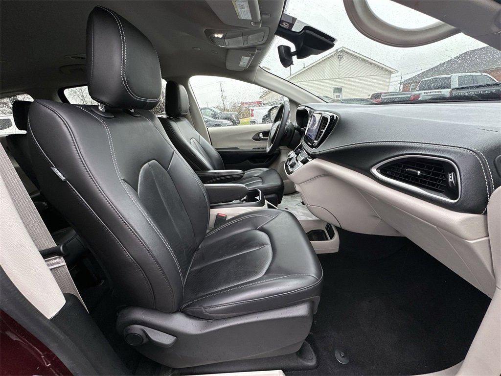 Used 2023 Chrysler Pacifica Touring-L image 24