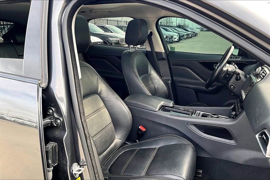 Used 2018 Jaguar F-PACE Prestige image 10