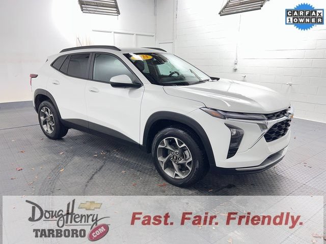 Used 2025 Chevrolet Trax LT FWD image 3