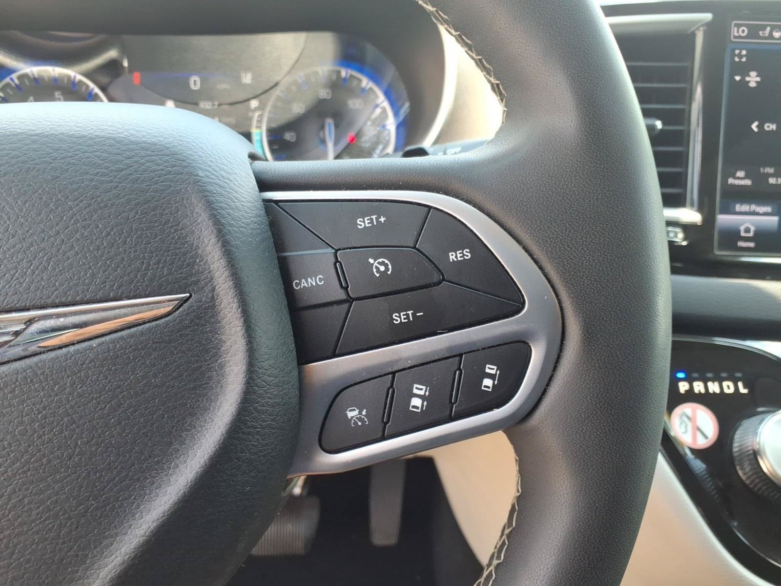 Used 2023 Chrysler Pacifica Touring-L FWD image 26