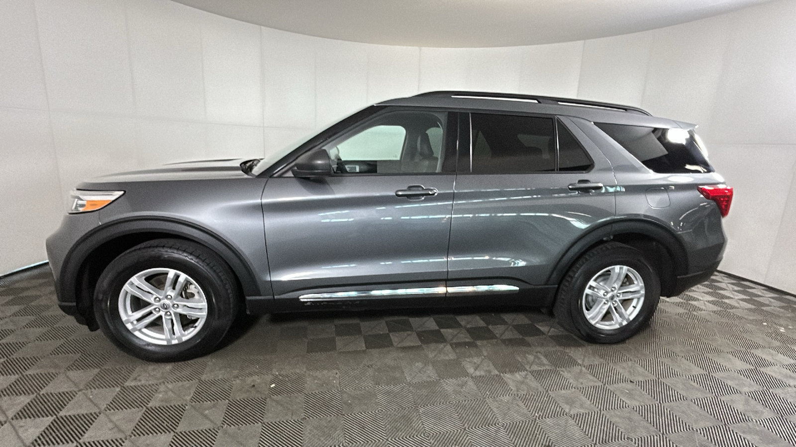 Used 2023 Ford Explorer XLT w/ Equipment Group 202A AWD/4WD image 6