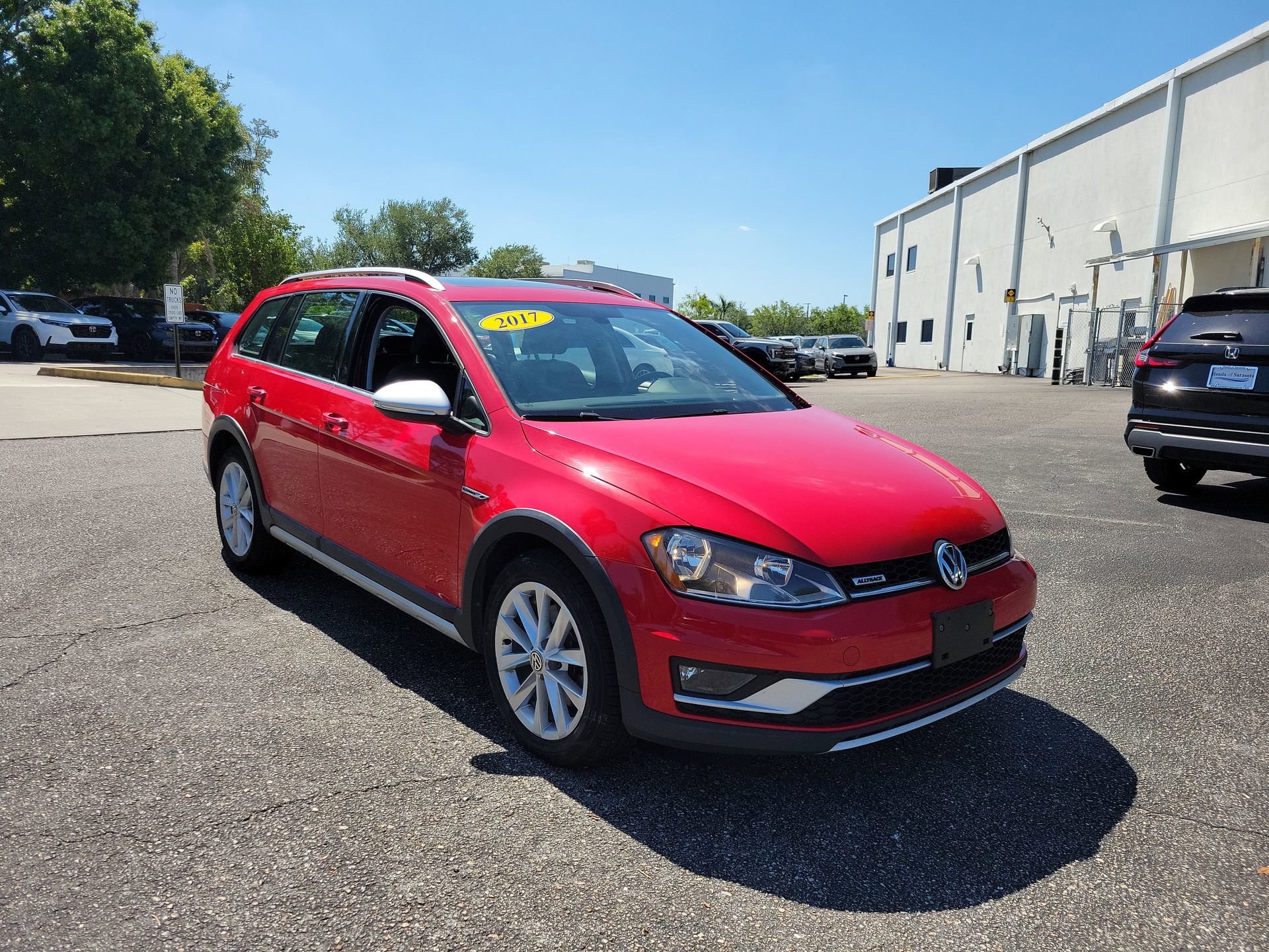 Used 2017 Volkswagen Golf Alltrack SE AWD/4WD image 2
