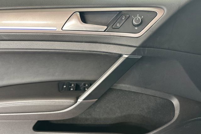 Used 2016 Volkswagen e-Golf SEL Premium w/ Driver Assistance Package image 11