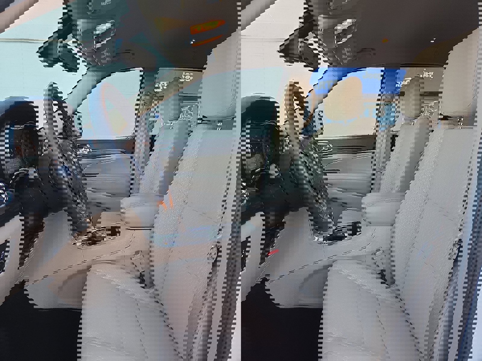 Used 2021 Jeep Grand Cherokee Laredo image 9