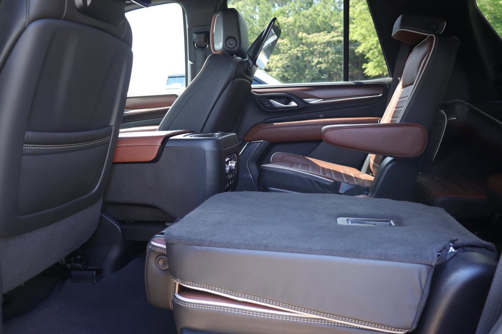 Used 2024 GMC Yukon Denali Ultimate AWD/4WD image 13