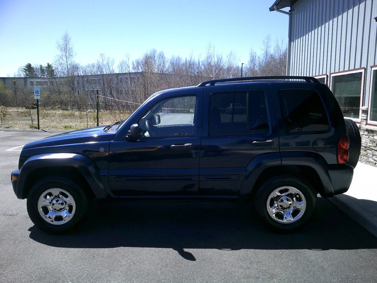 Used 2004 Jeep Liberty Sport w/ PWR Convenience Group AWD/4WD image 4