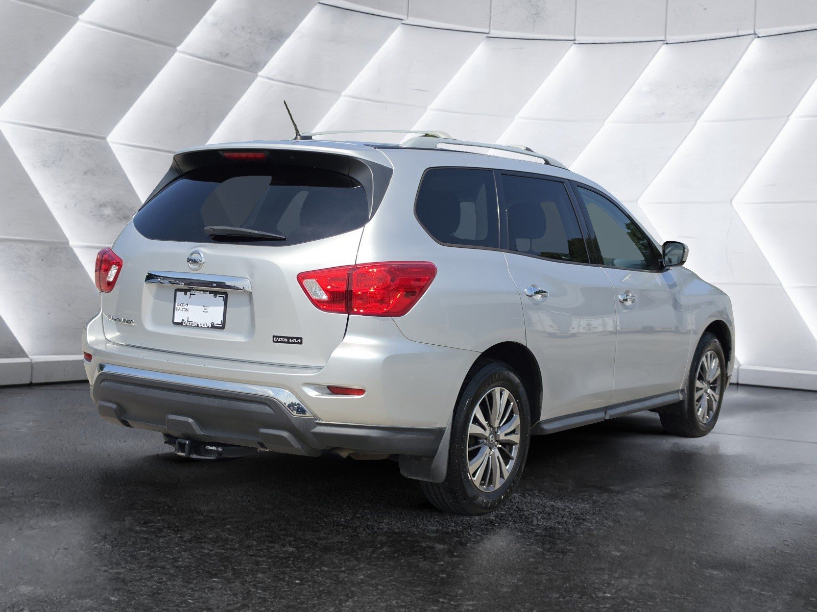 Used 2018 Nissan Pathfinder S FWD image 3