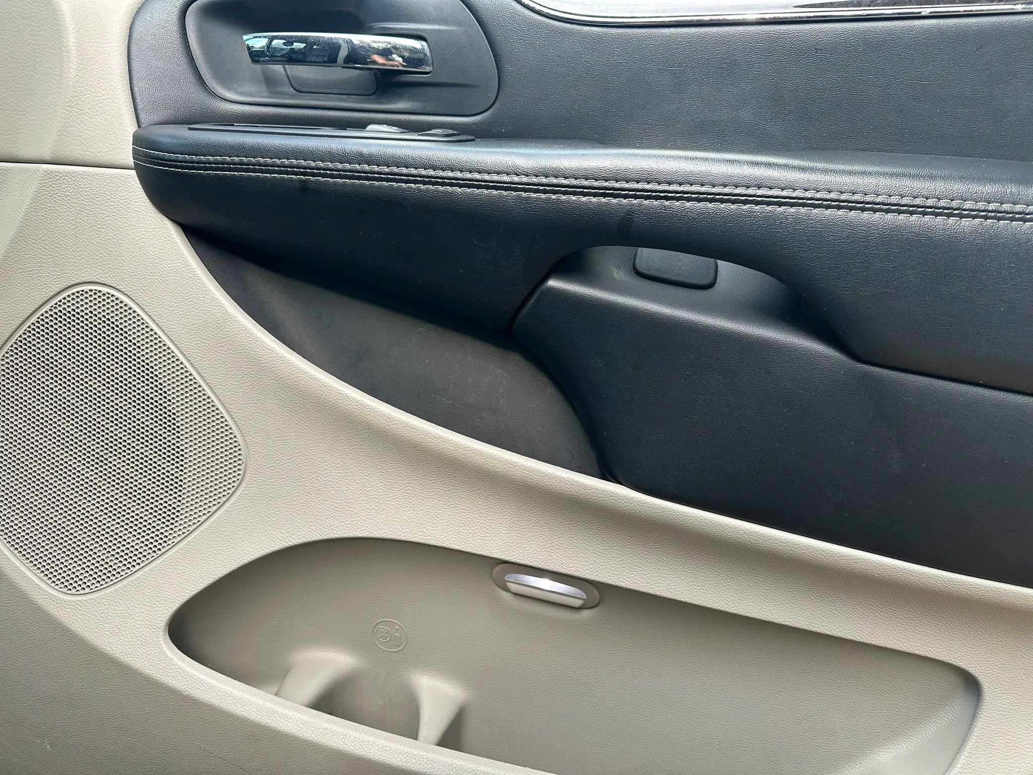 Used 2011 Chrysler Town & Country Touring-L w/ Driver Convenience Group FWD image 11