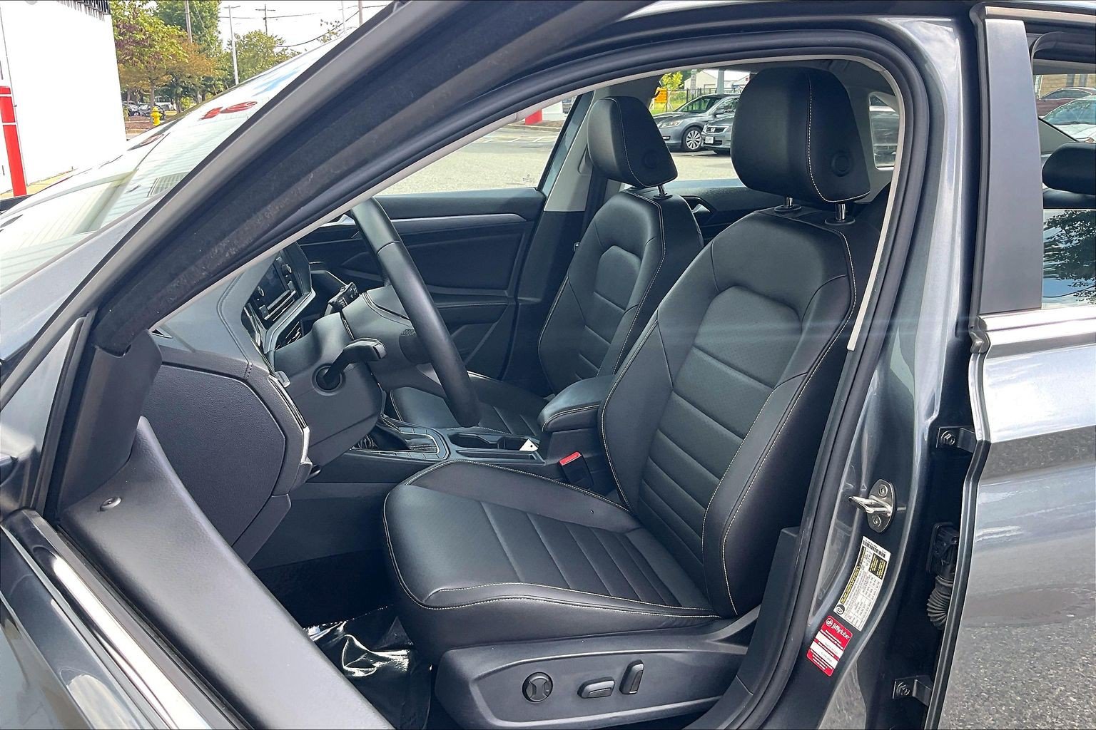 Used 2024 Volkswagen Jetta SE FWD image 30