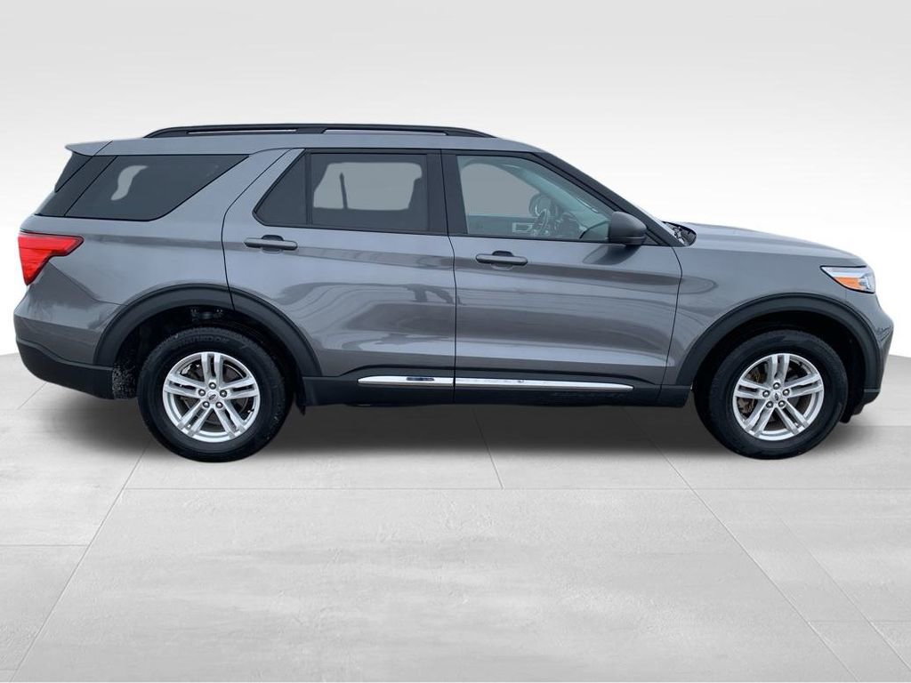 Used 2022 Ford Explorer XLT w/ Equipment Group 202A image 8