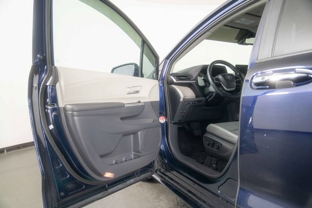 Used 2024 Toyota Sienna XLE FWD image 19