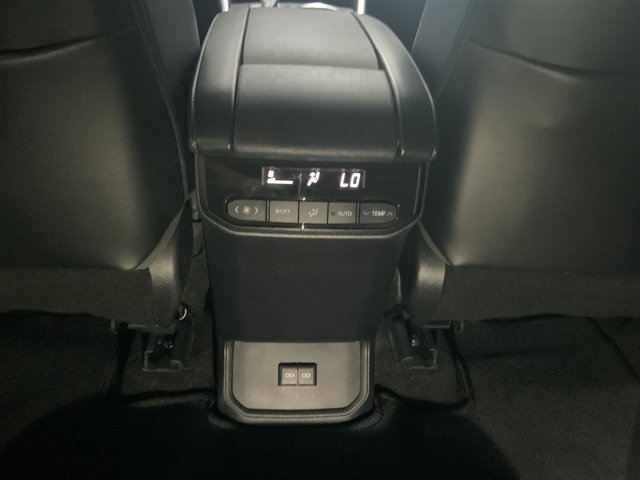 Used 2023 Toyota Highlander XLE AWD/4WD image 23